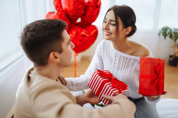 Cadeau personnalisé : à qui offrir une tasse ou un mug ?